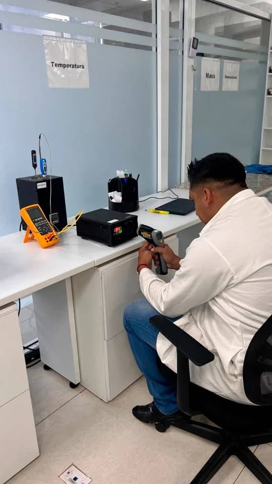 Técnico calibrando un equipo en el laboratorio